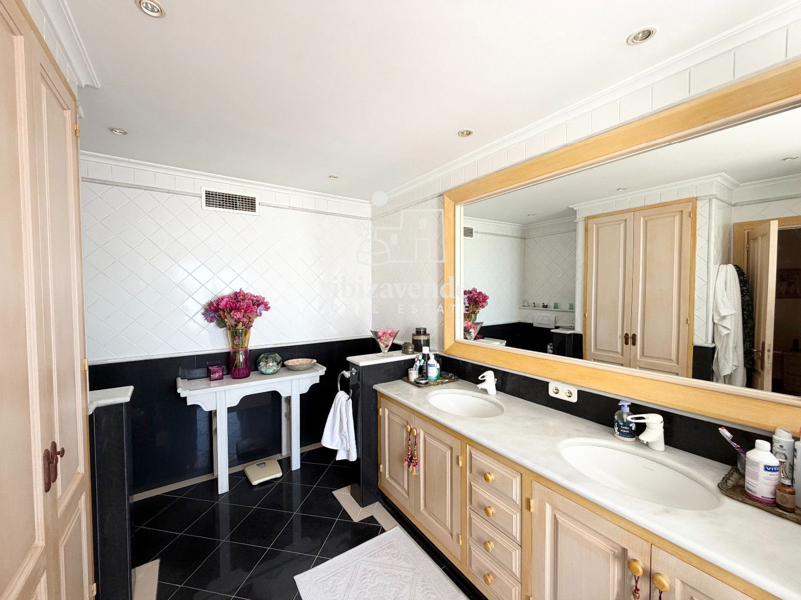 Mobilia Property Image